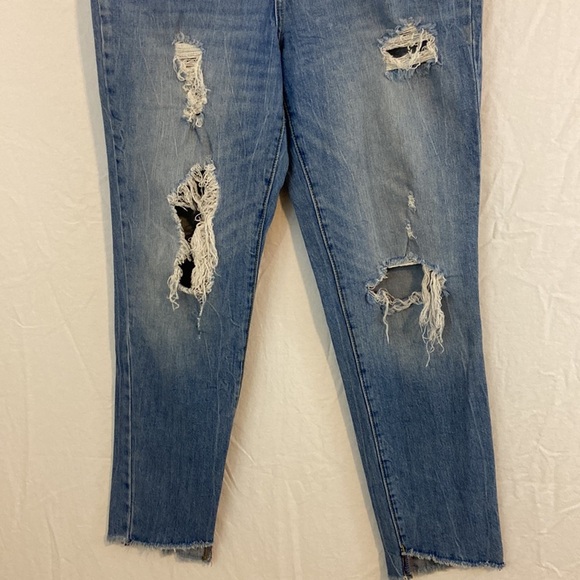 Universal Thread Women’s High Rise Straight Distressed Jean Size 6/28R - Picture 3 of 8